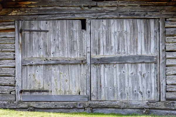 Eski gri geleneksel ahşap kapı — Stok fotoğraf