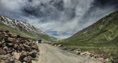Yolda tepeler arasında valley