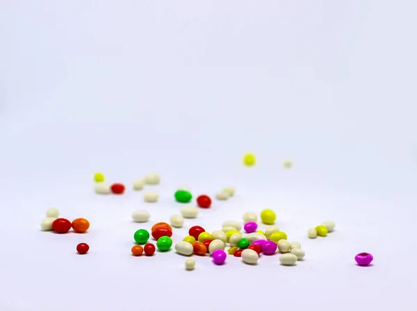 Mehrere farbige Zuckerbonbons auf weißem Hintergrund — Stockfoto