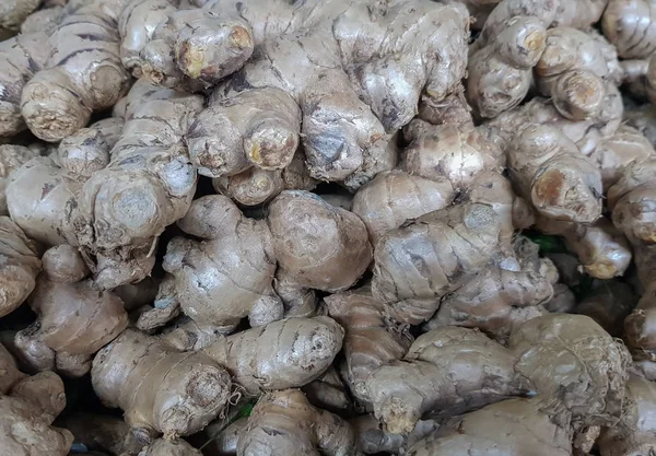 Stapel Ingwer auf Gemüsemarkt zum Verkauf — Stockfoto