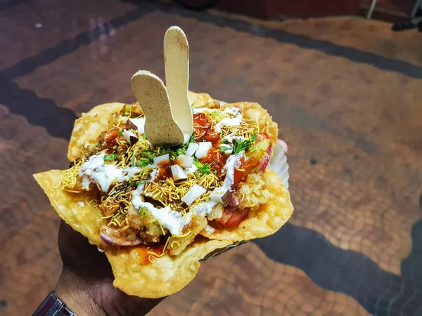 Papdi Chaat индийских специй руку держат соленый и сладкий — стоковое фото