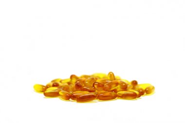 Beyaz arka plan üzerinde izole morina karaciğeri yağı omega 3 e vitamini jel kapsül