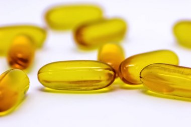 Beyaz arka plan üzerinde izole morina karaciğeri yağı omega 3 e vitamini jel kapsül
