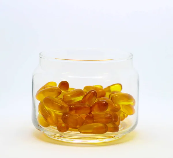 Huile de foie de morue oméga 3 capsules de gel de vitamine e isolées sur fond blanc dans une bouteille en verre transparent — Photo