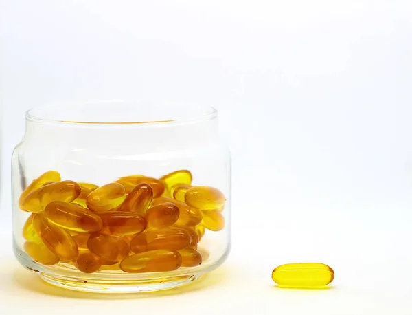 Kabeljaufleberöl Omega-3-Vitamin-E-Gel-Kapseln isoliert auf weißem Hintergrund in einer transparenten Glasflasche — Stockfoto