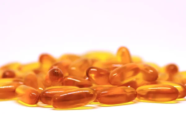 Tőkehal máj olaj omega-3 e-vitamin gél kapszula elszigetelt fehér background — Stock Fotó