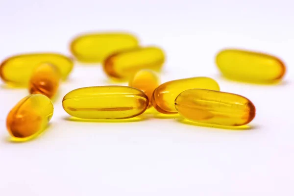 Tőkehal máj olaj omega-3 e-vitamin gél kapszula elszigetelt fehér background — Stock Fotó