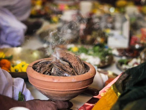 Adorazione del dio indiano godess idolo dhoop dhuno dhunichi durga puja con narkel chobra — Foto Stock