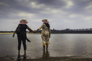iki Bayan sands nehir yatağı plaj seyahat havada onların geri dönme