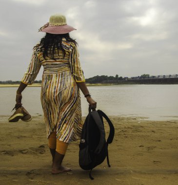 bir Bayan sands nehir yatağı plaj seyahat havada onu geri dönme