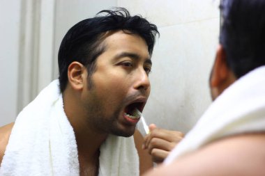 yüz, banyo, kişi, sağlık, ayna, Oda, yaşam tarzı, yakışıklı, saç, bekar, refah, kapalı, iyi, seyir, sağlıklı, ev, İspanyol ve Latin, latin, bakımlı, dokunaklı, sağlık, erkek, günlük, alışkanlık,