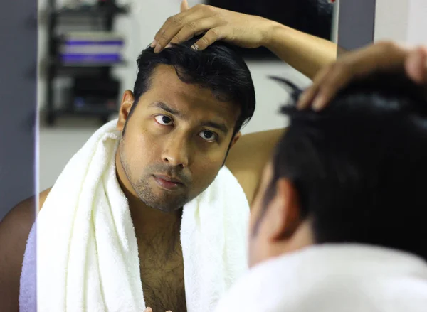 印度亚裔男子看着他的出现在镜子前的美丽造型生活方式. 发型造型 — 图库照片