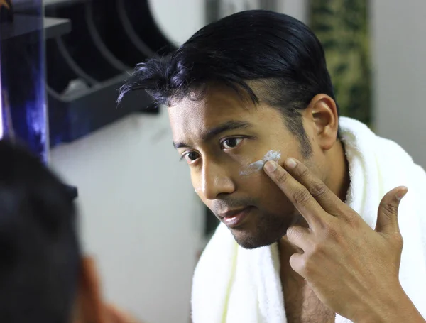 印度亚裔男子看着他的出现在镜子前的美丽造型生活方式 — 图库照片