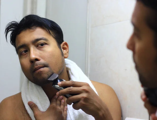 男子 lookingindian 亚洲后, 他出现在镜子前的美丽造型生活方式。剃须惯例 — 图库照片