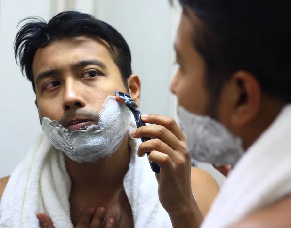 男子 lookingindian 亚洲后, 他出现在镜子前的美丽造型生活方式。剃须惯例 — 图库照片