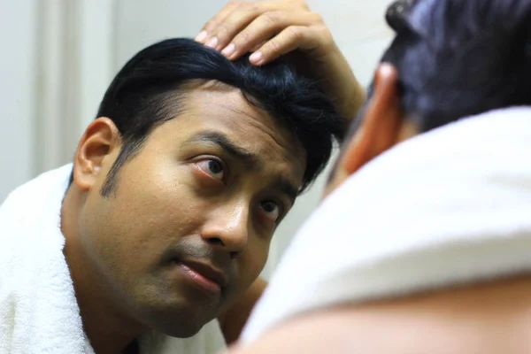 男人照顾他的外表在镜子美容造型生活方式印度亚洲男人在镜子美容造型生活方式前照顾他的外表。 — 图库照片