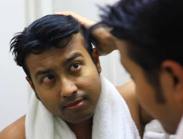 印度亚裔男子看着他的出现在镜子前的美丽造型生活方式. 发型造型 — 图库照片