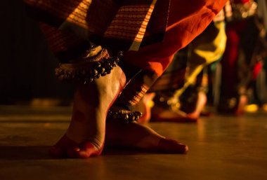 ghungru form Hint klasik ayaklarla dans