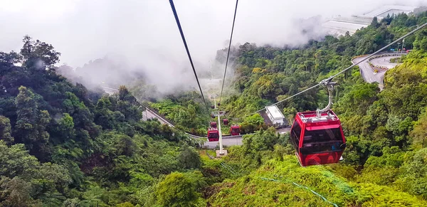 En un teleférico que baja de las tierras altas a Kualampur — Foto de Stock