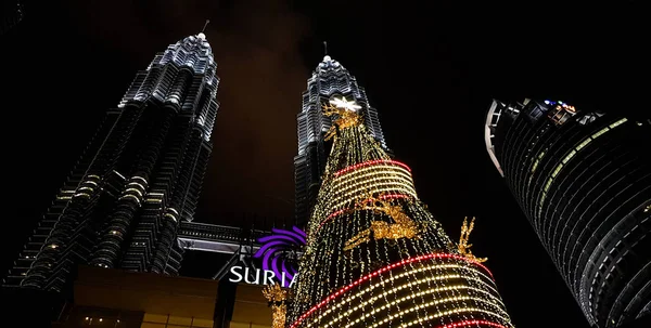 Işıkla, Malezya, 2018 dekore kualampur gece görünümü petronas ikiz kuleleri — Stok fotoğraf