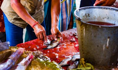 Balıkçı hawker kalküta Hint balık pazarında satılık balık ölçekleme
