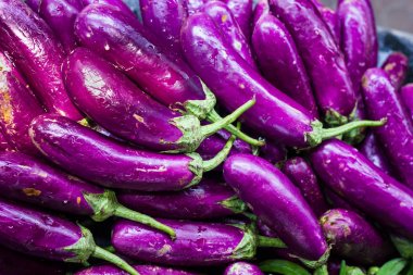 Menekşe uzun brinjal yumurta bitki yığın içinde Hindistan Satılık perakende zincirleri