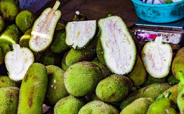 satılık perakende sebze süper pazarında ham ve kesilmiş kathal jackfruit ekorü