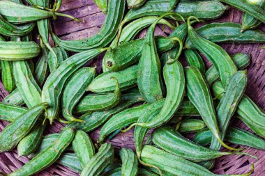 Yeşil ridge kabak jhinga pazarda perakende sebze süper Satılık yığını