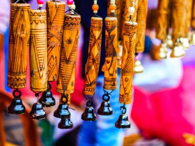 askıya alınan rüzgar ahenge el ile ahşap oyma sanat üzerinde bambu yapılmış. dokulu background.tribal sanat.