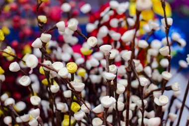 sarı beyaz ve pembe gül tomurcukları plastik yapay çiçekler sığ alan derinliğinde dekorasyon için