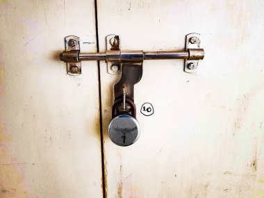 bir kapak cıvata ile kilitli beyaz bir kapı