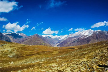 Manali, Himachal, Hindistan 'da Himalayalar görünümü. mavi gökyüzü yeşil mera.