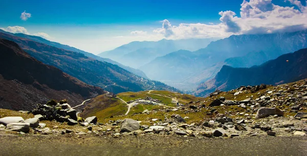 公路上有绿色牧场和蓝天的丘陵公路上的喜马拉雅路, 马太旅游, 印度的拉达克 — 图库照片