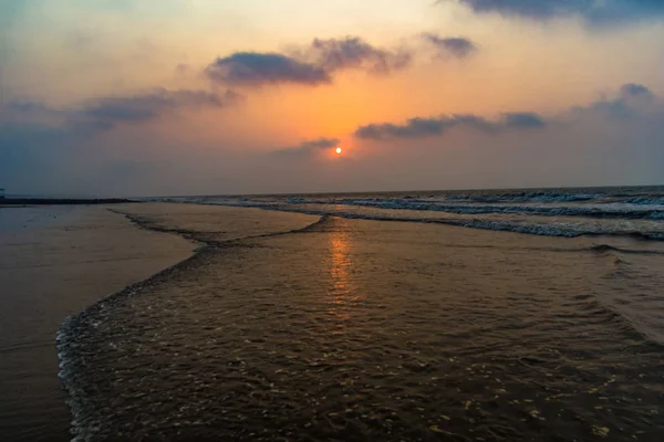 Яркий восход солнца на спокойном безмятежном пустынном пляже в digha puri mandarmaniwith space for text — стоковое фото