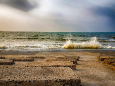 Digha, Batı Bengal, Hindistan, Mayıs 2018-dalgalar Digha. The kayalıkların plajdaki kayalara karşı çökmesi gibi turistler oturmak için yapılan dalgalar durdurmak.