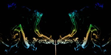 Renkli duman tütsü dışarı geliyor yapışır. Duman sanat