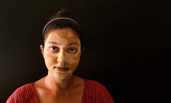 Een indiaanse dame met gezicht pack toegepast in half gedroogde toestand staren naar de camera — Stockfoto
