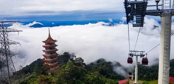 Genting Highlands 'da teleferik, sisli bir havada Malezya. Çin tapınağı teleferiğin içinden görülüyor.