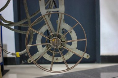 Eski moda analog 8 mm film şeridi projektörü ve film negatifi