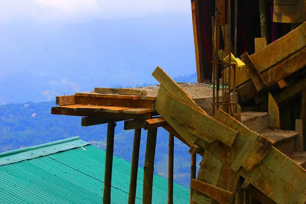 Escaleras de tablón de madera temporal y escalones hechos en un sitio de construcción — Foto de Stock