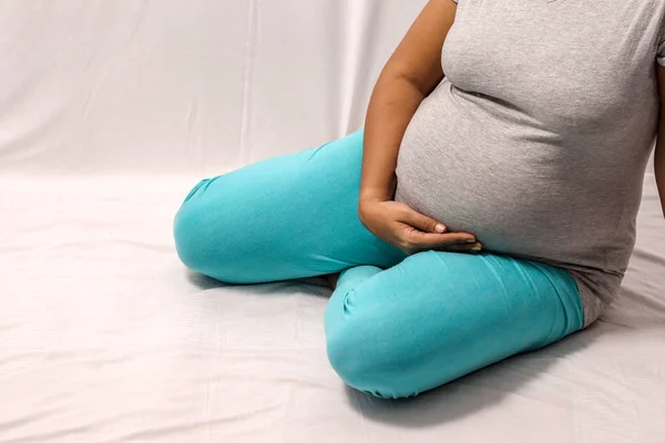 Foto de cuerpo de una mujer embarazada con las manos en el vientre — Foto de Stock