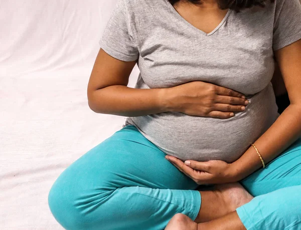 Foto de cuerpo de una mujer embarazada con las manos en el vientre — Foto de Stock