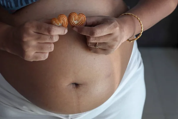 Vientre de una mujer embarazada con enfoque en el abdomen — Foto de Stock