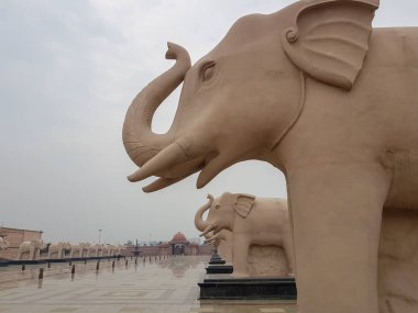Lucknow 'daki Ambedkar Anıt Parkı' nın fil taşı heykelleri. Bu popüler bir turizm merkezi..
