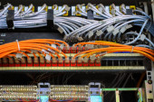 Local Area Network Circuit Box mit mehreren lan rj-45 Kabelrelais-Steckverbindern mit selektivem Fokus auf Kabel.