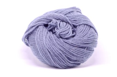 Beyaz arkaplanda mor yün bir top.