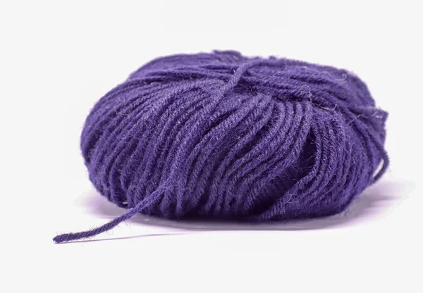 Een bal van paarse wol in witte achtergrond. — Stockfoto