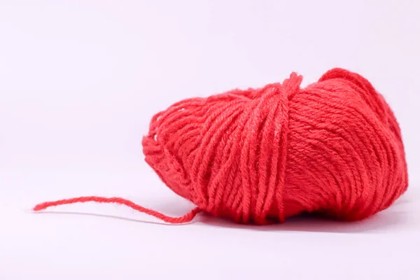 Een bal van rode wol in witte achtergrond. — Stockfoto