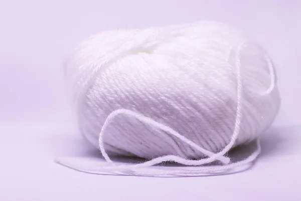 Een bal van witte wol in witte achtergrond. — Stockfoto