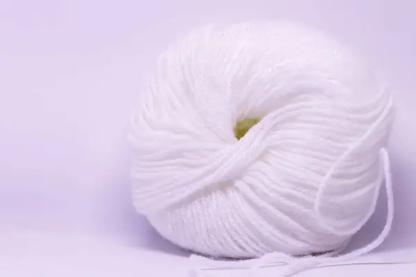 Een bal van witte wol in witte achtergrond. — Stockfoto